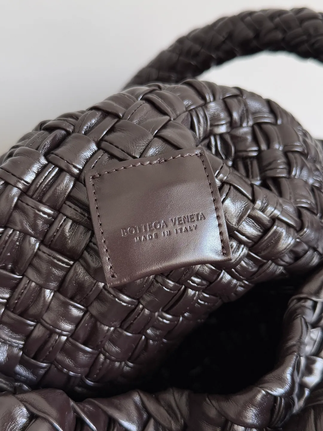 Batch 5760 BOTTEGA VENETA new product large Tosca Baci Baci means Kiss in Italian. Different from the previous Tosca style, this time the entire handbag presents a triangular shape design, and the handle is also designed with a single handle. The delicateness of each stitch of the craftsman's weaving, and the warmth of the handwork are like freshly baked bread! This is a bag that only experienced craftsmen can weave. The lightweight material and large capacity make it easy to carry whether you are an office worker or a student party😍Not only that, this bag is full of fashion, making you the center of attention whether it is a daily outing or an important occasion👀 Style number: 765373 Size: 46*34.5*13.5cm